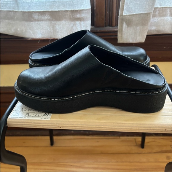 Universal Thread Black Mules - Picture 3 of 3